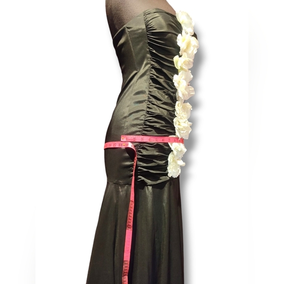 Long black Ruched evening Dress. Adorned With White Roses. Size 8 - Picture 7 of 8